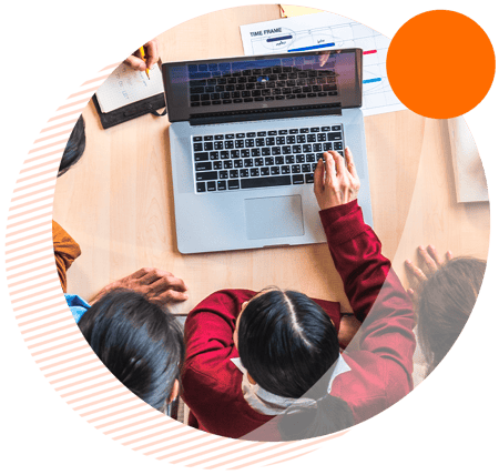 Niños reunidos en computador. Educación Virtual. 