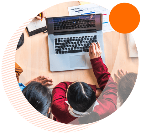 Niños reunidos en computador. Educación Virtual. Niños reunidos en computador. Educación Virtual.